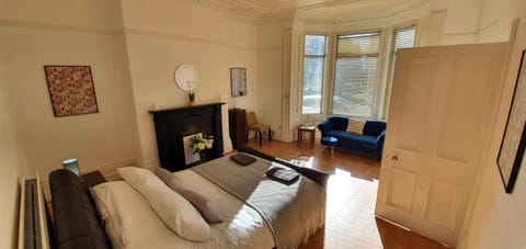 Free Parking, 4 King Bedroom Townhouse, Fast WIFI, Fully Equipped Kitchen, 15 min drive to Nissan, 20 min to Newcastle Sunderland, Ideal for Long Term Contractor etc Stays, Regular Housekeeping Option - Dwellcome Home Ltd - See Our Site for Assurance Apartment in South Shields