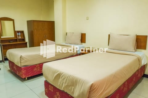 Grand Kembar Hotel Mitra RedDoorz Hotel in Bandung