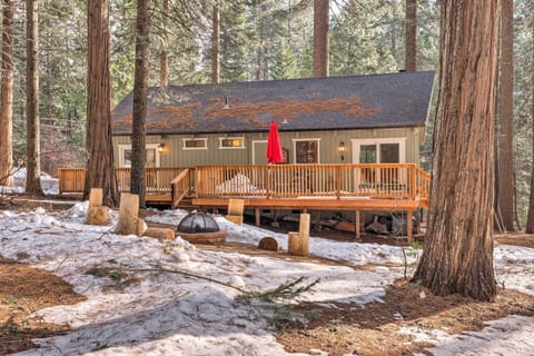 Peaceful Blue Lake Springs Cabin with Deck, Fire Pit House in Arnold