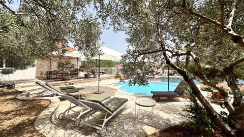 Villa Paladin - Spacious Villa with Pool near Garden Resort - 7 Min walk Villa in Tisno