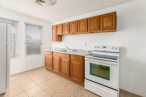 Location !! Walk to Beach, Boardwalk, Restaurants Apartment in Wildwood