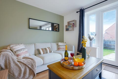Broughton House with Free Parking, Garden & Smart TV with Netflix by Yoko Property House in Aylesbury Vale