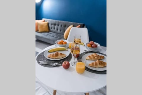 Food and drinks, Dining area, Food, Breakfast, Continental breakfast, Buffet breakfast, Lunch, Dinner