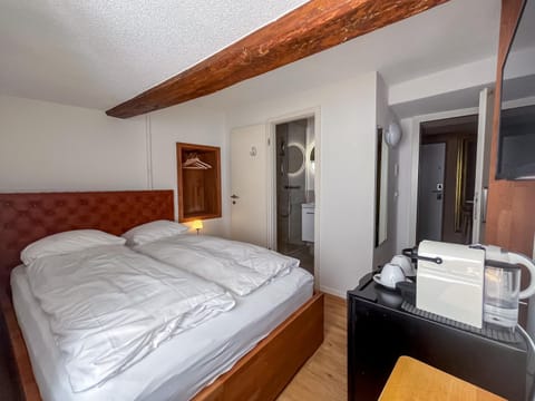 Bed, Photo of the whole room, Bedroom, minibar