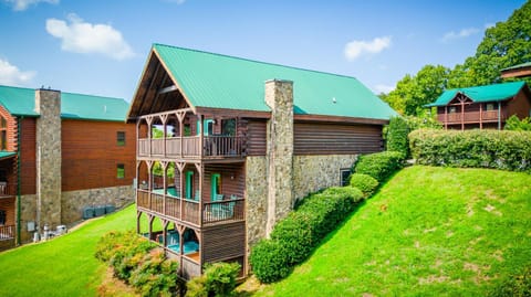 Heavenly Escape Crossing Resort Cabin with HOA Outdoor Swimming Pool Hot Tub Arcade Games, and More Casa in Pigeon Forge