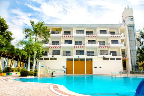 Property building, Day, Pool view, Swimming pool, sunbed