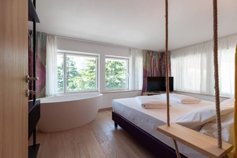 Bed, View (from property/room), Decorative detail, Bedroom, Bath
