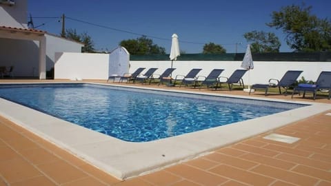 Casa Silver, Gale - Sleeps 9 close to amenities and beach! Posada in Guia