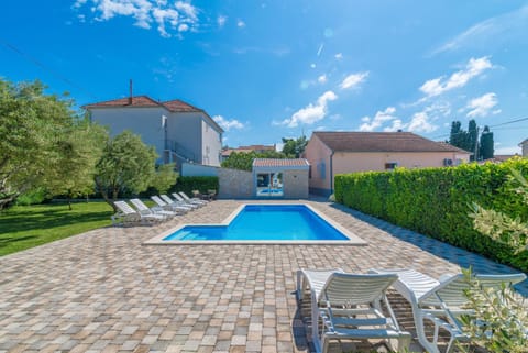 Property building, Patio, Garden, Pool view, Swimming pool, sunbed
