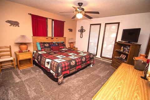 Huge Ruidoso Retreat with Game Room, Pool, 2 Balconies, 2 Kitchens - Sleeps 17! Apartment in Ruidoso