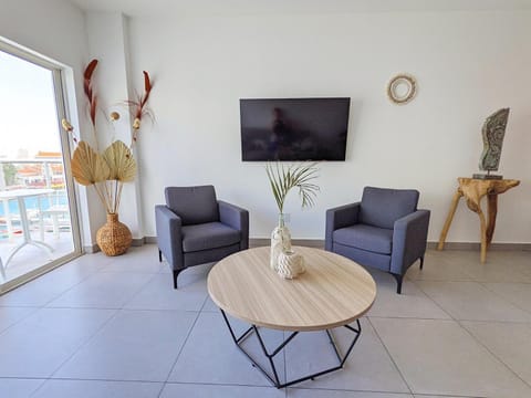 Luxury condo with infinity pool & ocean view Aparthotel in Oranjestad