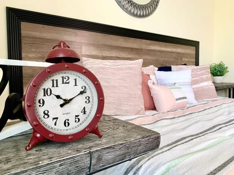 Huge 6BR Home , Modern & Convenient House in Niagara Falls