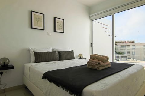 Nearby landmark, Bed, Bedroom, City view, Street view