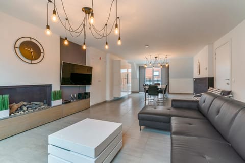 TV and multimedia, Living room, Lounge or bar, Seating area, Dining area