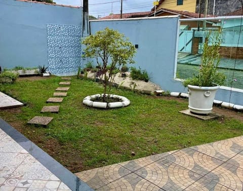 Casa com 3 dormitórios, churrasqueira e apenas 150m da praia - P004 Casa in Peruíbe