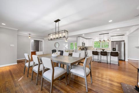 Beautiful and Quiet Newly Renovated 4 Bedroom Retreat House in Buckhead
