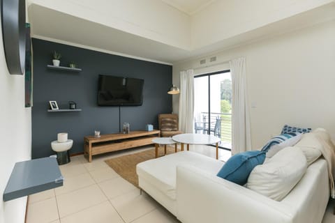 Modern apartment in a secure golf estate.WIFI Condo in Roodepoort