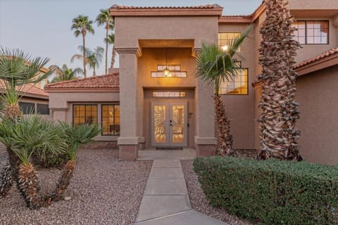 Five Star Host Luxury Rental with Heated Pool and Pet Friendly House in Scottsdale