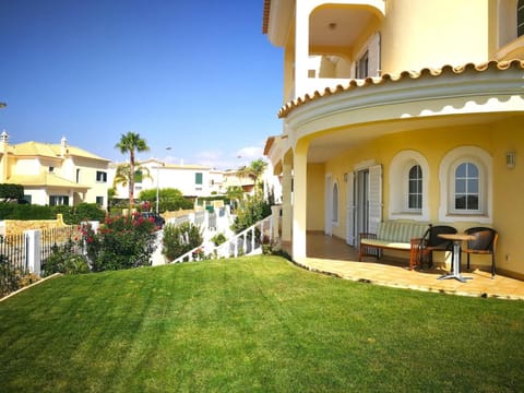 6 Bedroom Villa Brady Private with pool and garden Villa in Olhos de Água