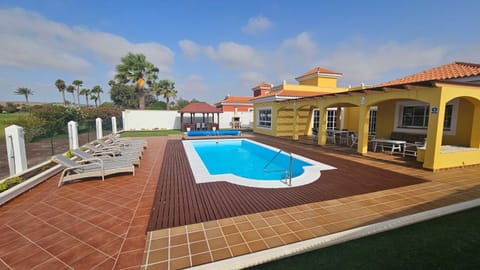 Property building, Patio, Garden, Garden view, Pool view, Swimming pool, sunbed