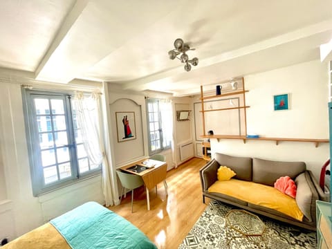 Bed, Living room, Seating area, Dining area, Bedroom
