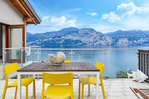 Day, View (from property/room), Balcony/Terrace, Dining area, Lake view, Mountain view