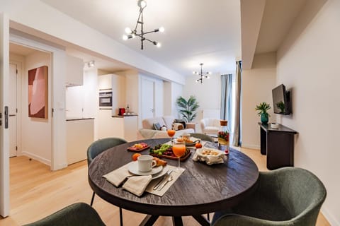 Kitchen or kitchenette, Living room, Food and drinks, Dining area