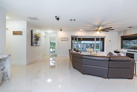 Salt water heated pool, perfect home for the meticulous guest Villa in Deerfield Beach