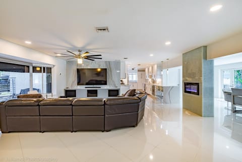 Salt water heated pool, perfect home for the meticulous guest Villa in Deerfield Beach