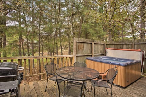 Peaceful Wild Rose Cabin with Private Hot Tub! Haus in Broken Bow