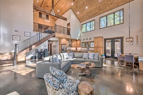 Luxe Lazy Dog Lodge with Hot Tub and Pool Table Maison in Broken Bow