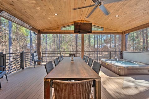 Luxe Lazy Dog Lodge with Hot Tub and Pool Table Maison in Broken Bow