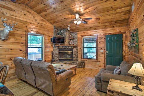 Cozy Starlight Cabin about 6 Miles to Beavers Bend! House in Broken Bow