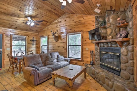 Cozy Starlight Cabin about 6 Miles to Beavers Bend! Casa in Broken Bow