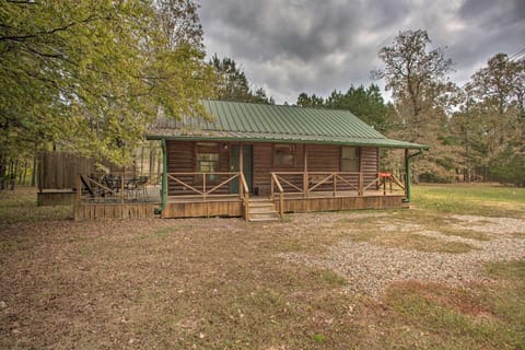 Cozy Starlight Cabin about 6 Miles to Beavers Bend! Casa in Broken Bow