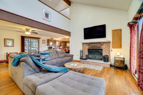 Charming Poconos Abode with Gas Grill and Fire Pit! Haus in Middle Smithfield