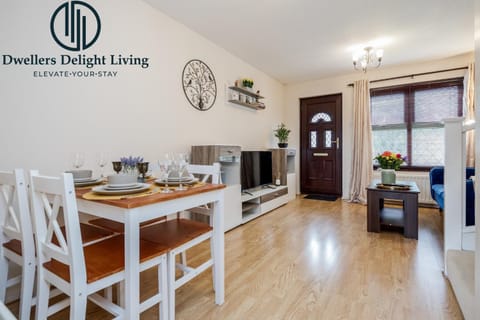 Dwellers Delight Living Ltd Serviced accommodation 2 Bed House, free Wifi & Parking, Prime Location London, Woodford Condo in Ilford