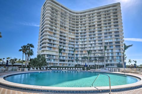 Resort-Style Condo with Pool, Gym, Tennis and More! Condominio in Marco Island