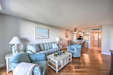 Resort-Style Condo with Pool, Gym, Tennis and More! Condominio in Marco Island