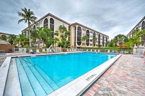 Waterfront Marco Island Condo with Pool and Hot Tub! Copropriété in Marco Island