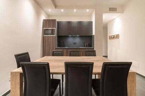 Coffee/tea facilities, Kitchen or kitchenette, Dining area