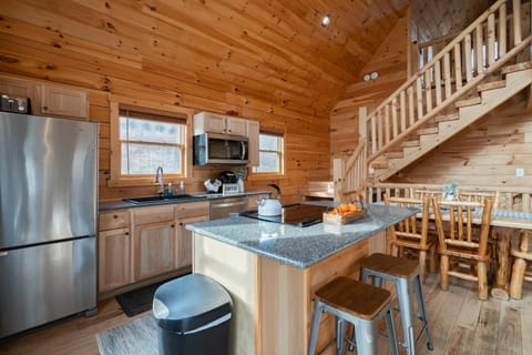 Family Friendly ~ Hocking Hills Cabin ~ Close to Caves, w/Wifi Chalet in Ohio