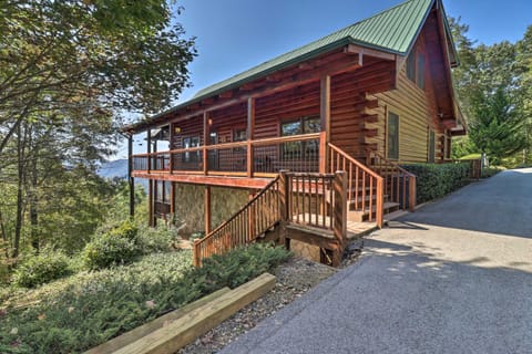 Summits End Hideaway with Grill and Hot Tub! House in Swain County