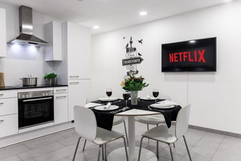 TV and multimedia, Kitchen or kitchenette, Living room, Dining area