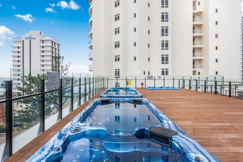 Ocean-View Studio Near Beach with Rooftop Jacuzzis Condo in Surfers Paradise Boulevard