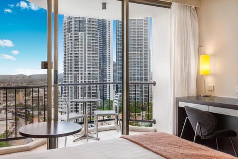 Ocean-View Studio Near Beach with Rooftop Jacuzzis Condo in Surfers Paradise Boulevard