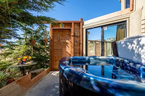 Above and Beyond! Hot tub! Endless Views! Rooftop Patio! Fast WiFi!! Dog Friendly! Maison in Dillon Beach