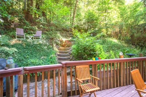 Absolute Zen! Redwoods! BBQ Grill! Fast WiFi!! Ping Pong!! Dog Friendly! Casa in Russian River