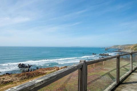 Breaking Waves! On the Bluff! AMAZING VIEWS!! BBQ! Fast WiFi! Walk to Beach!!! Haus in Dillon Beach