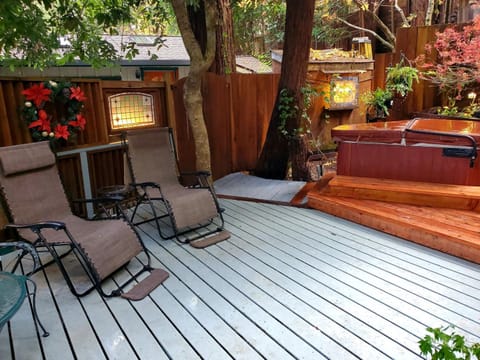 Guerneville Cottage! Redwoods! Hot Tub! Fire Table! Fast WiFi!! Serenity Defined! Casa in Russian River